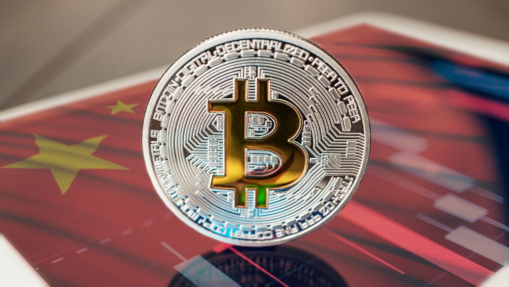 Bitcoin con bandera de china y gráfico.