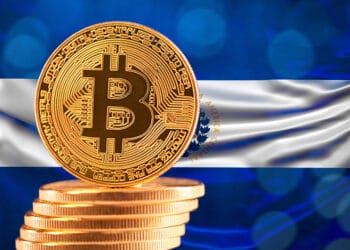 El Salvador bandera y bitcoin.