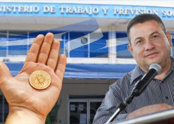 Ministro de trabajo El Salvador con bitcoin y ministerio al fondo.