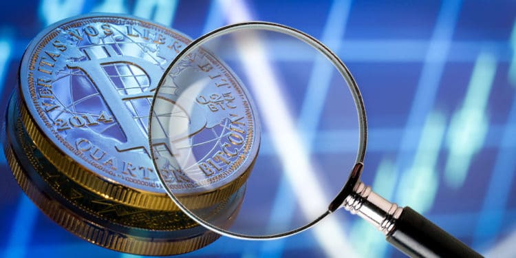 Bitcoin en fondo azul con lupa.