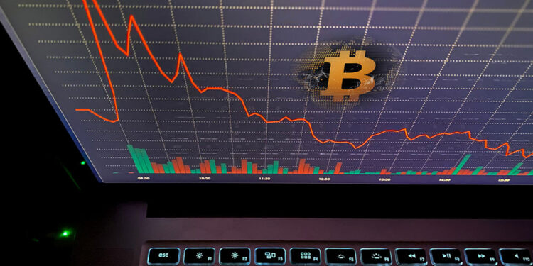 Pantalla con gráfico en baja y bitcoin.