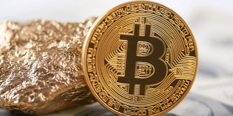 Bitcoin al lado de un trozo de oro.