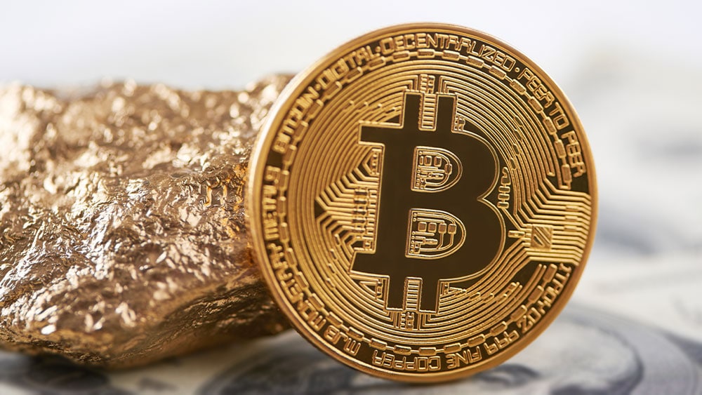 Bitcoin al lado de un trozo de oro.