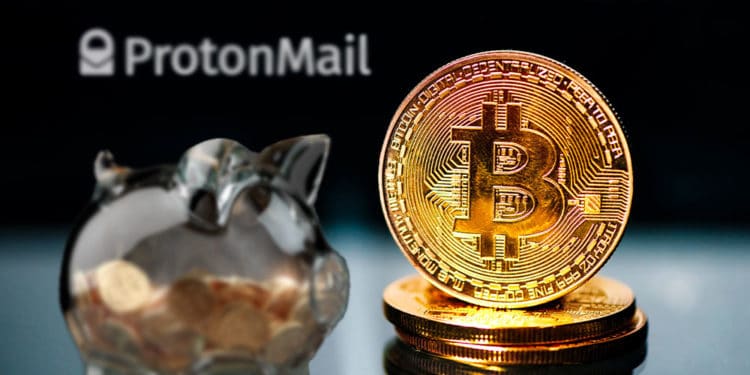 Bitcoins y alcancía de ahorro con logo de Proton Mail.