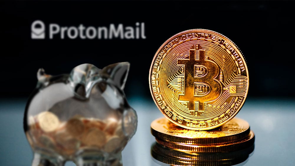 Bitcoins y alcancía de ahorro con logo de Proton Mail.