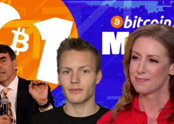 Bitcoin conference 2021 con flechas en alza y Tim Draper, Olaf Carlson-Wee, y Alyse Killeen en primer plano.
