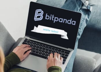 Laptop con logo de bitpanda y palabras "white label".