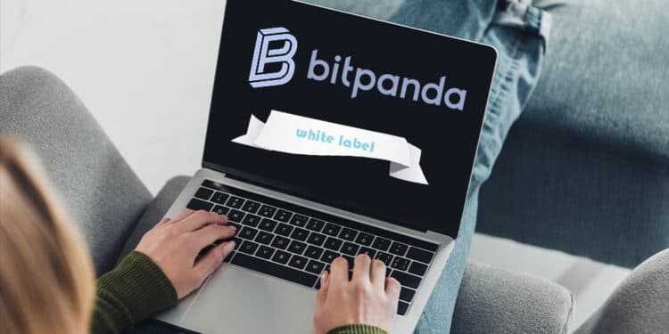 Laptop con logo de bitpanda y palabras "white label".