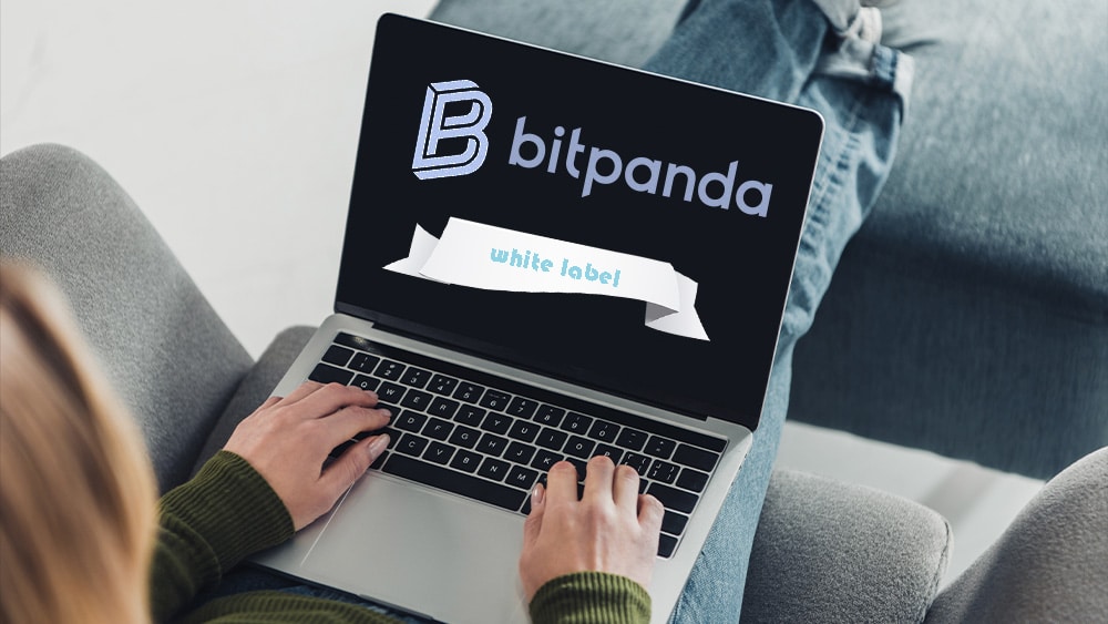 Laptop con logo de bitpanda y palabras "white label".