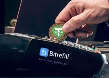 Persona pagando con Tether en medio de pago Bitrefill