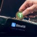 Persona pagando con Tether en medio de pago Bitrefill