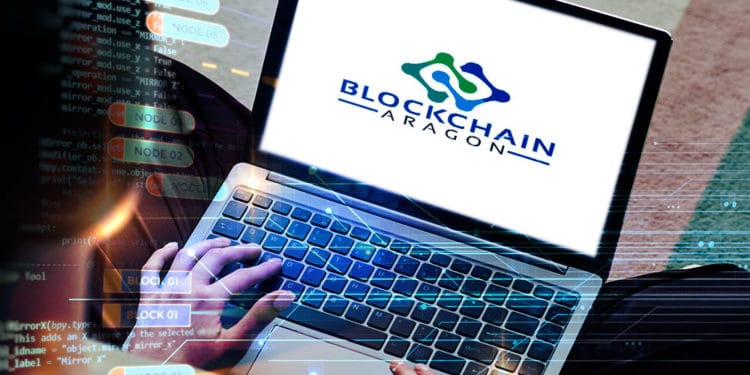Persona con laptop, pantalla con logo de blockchain aragon y códigos en el ambiente,