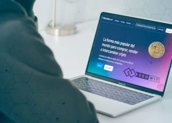 Persona revisando blockchain.com en laptop.