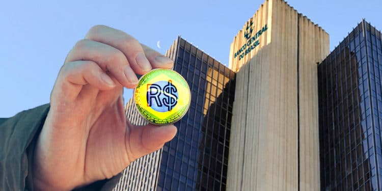 Banco dentral de Brasil en el fondo y mano sosteniendo representación de real brasileño digital.