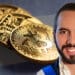 Bukele, bitcoins y bandera de El Salvador.