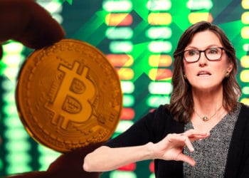 Bitcoin con flecha en alza y Cathie Wood.