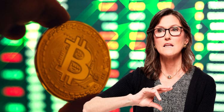 Bitcoin con flecha en alza y Cathie Wood.