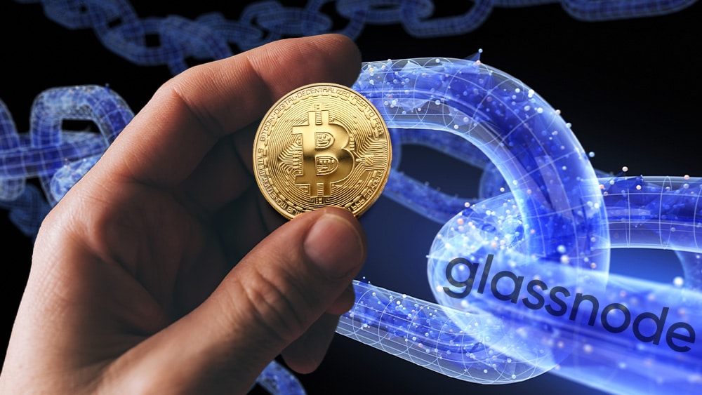 Chain de Glassnode y mano con bitcoin.