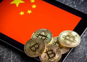 Bitcoins y bandera de China.