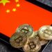 Bitcoins y bandera de China.