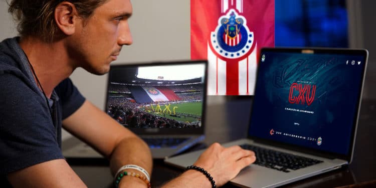 Persona comprando NFT de Chivas mientras ve un partido.
