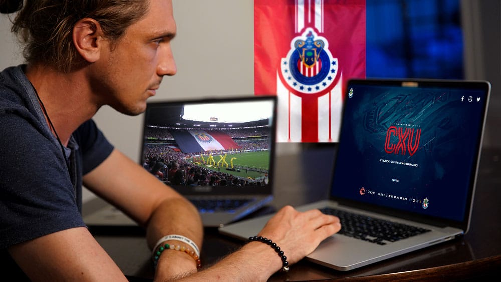 Persona comprando NFT de Chivas mientras ve un partido.