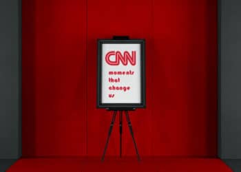 Atril con logo de CNN.