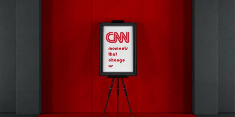 Atril con logo de CNN.