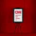 Atril con logo de CNN.