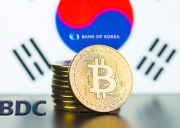 Bitcoins con bandera de Corea del Sur y logo del Bank of Korea, a un lado letras CBDC.