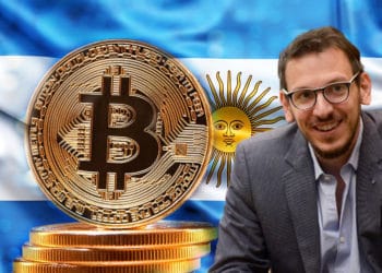 Cuattromo con bandera de Argentina y bitcoin.