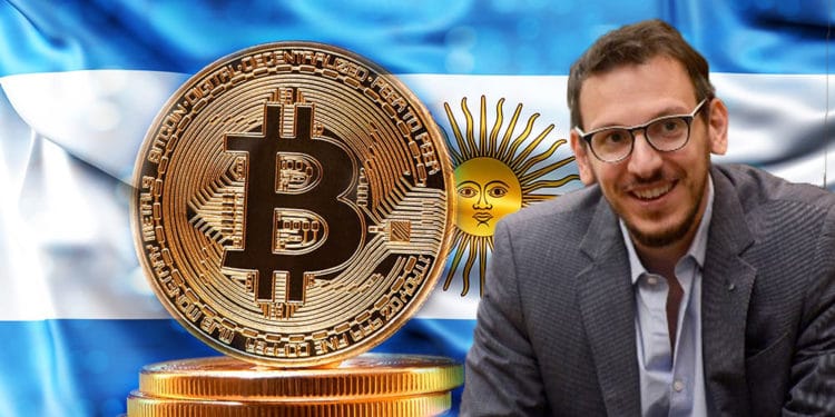 Cuattromo con bandera de Argentina y bitcoin.