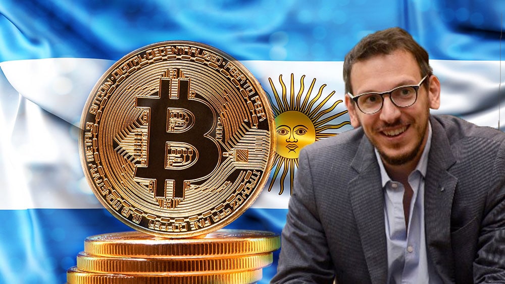 Cuattromo con bandera de Argentina y bitcoin.