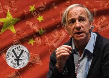 Ray Dalio con Yuan digital, dinero y bandera de China.
