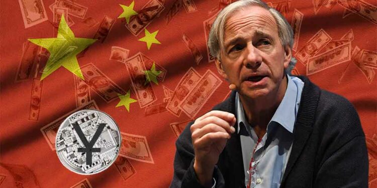 Ray Dalio con Yuan digital, dinero y bandera de China.