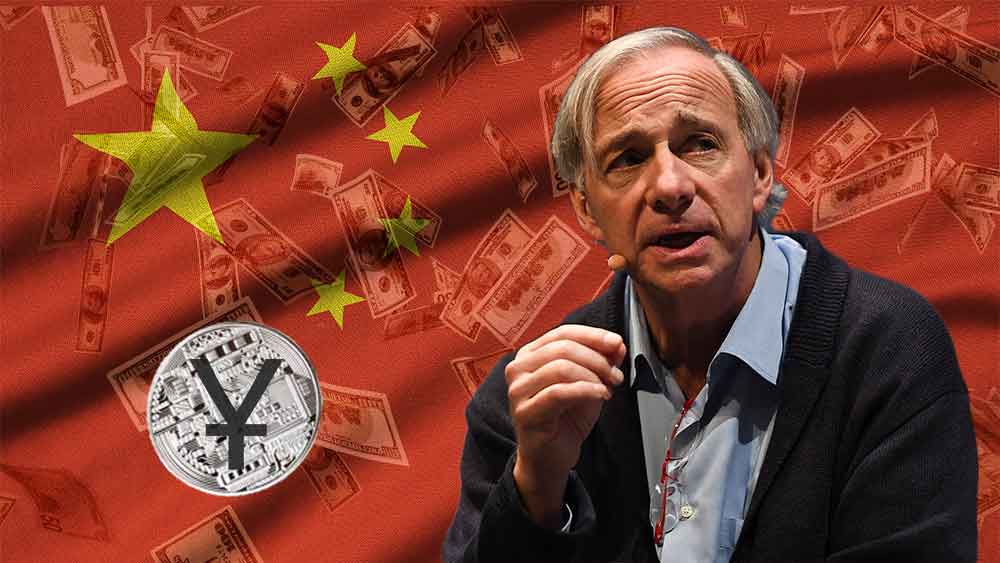 Ray Dalio con Yuan digital, dinero y bandera de China.