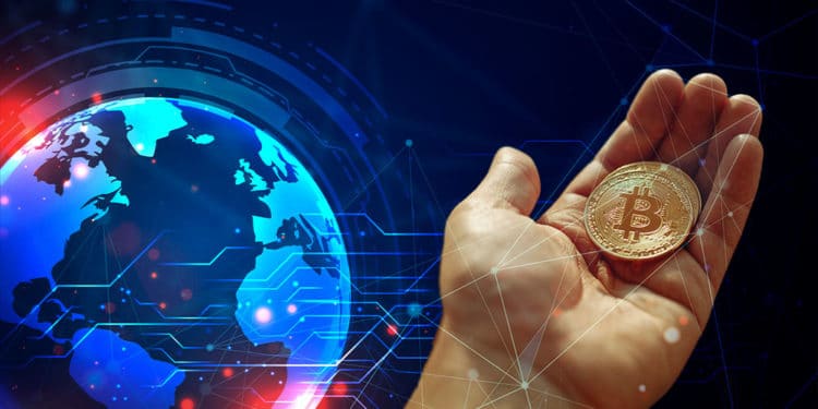 Mapa mundi y mano sosteniendo bitcoin.