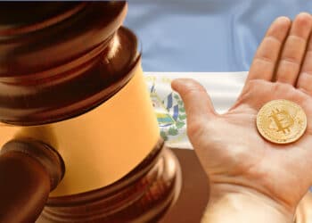Mazo de juez con bandera de El Salvador y bitcoin.