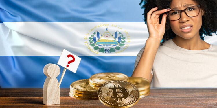Personas cuestionando bitcoin en El Salvador.