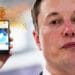 Elon Musk, teléfono con Twitter y bitcoin desvaneciendose.