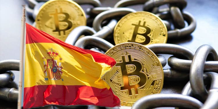 Bitcoin con cadenas que representran blochchain y bandera de España.