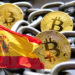 Bitcoin con cadenas que representran blochchain y bandera de España.