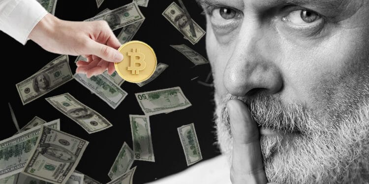 Hombre pidiendo silencio con lluvia de dólares al fondo y mano sosteniendo bitcoin.