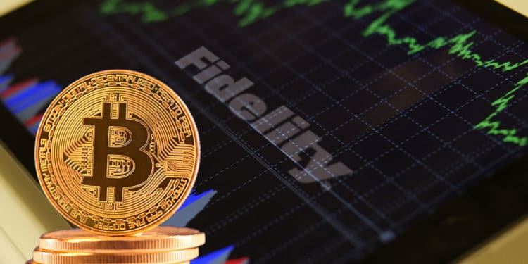 Tablet con logo de Fidelity y bitcoins.