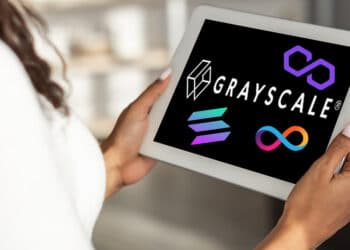 Grayscale en tablet con logo de criptomonedas.