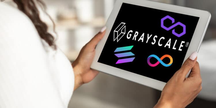 Grayscale en tablet con logo de criptomonedas.