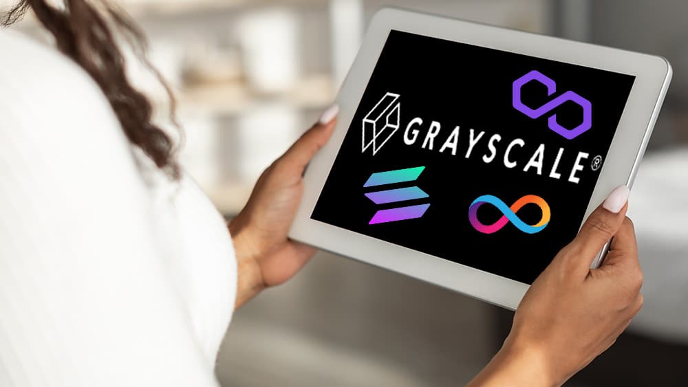 Grayscale en tablet con logo de criptomonedas.