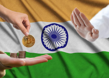 Bandera de la India y un par de manos intercambiando bitcoins, otra negándolo.