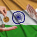 Bandera de la India y un par de manos intercambiando bitcoins, otra negándolo.