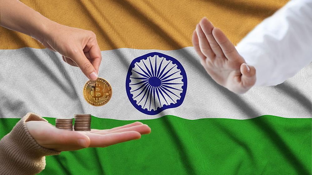 Bandera de la India y un par de manos intercambiando bitcoins, otra negándolo.